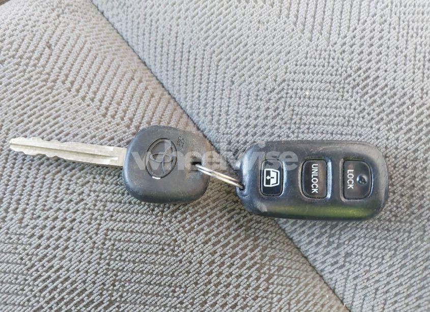 Photo 11 of 2005 Toyota Sequoia SR5 V8 (VIN 5TDBT44A75S236420)