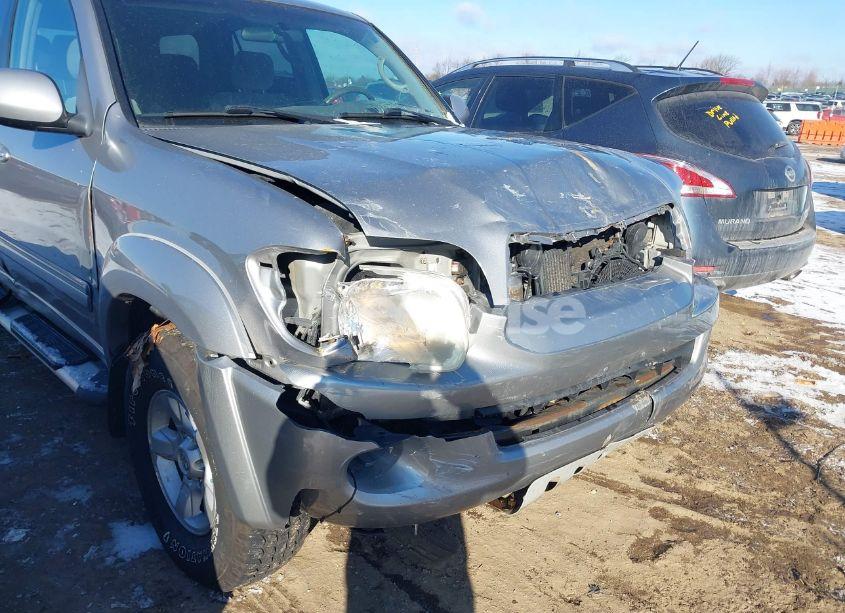 Photo 12 of 2005 Toyota Sequoia SR5 V8 (VIN 5TDBT44A75S236420)