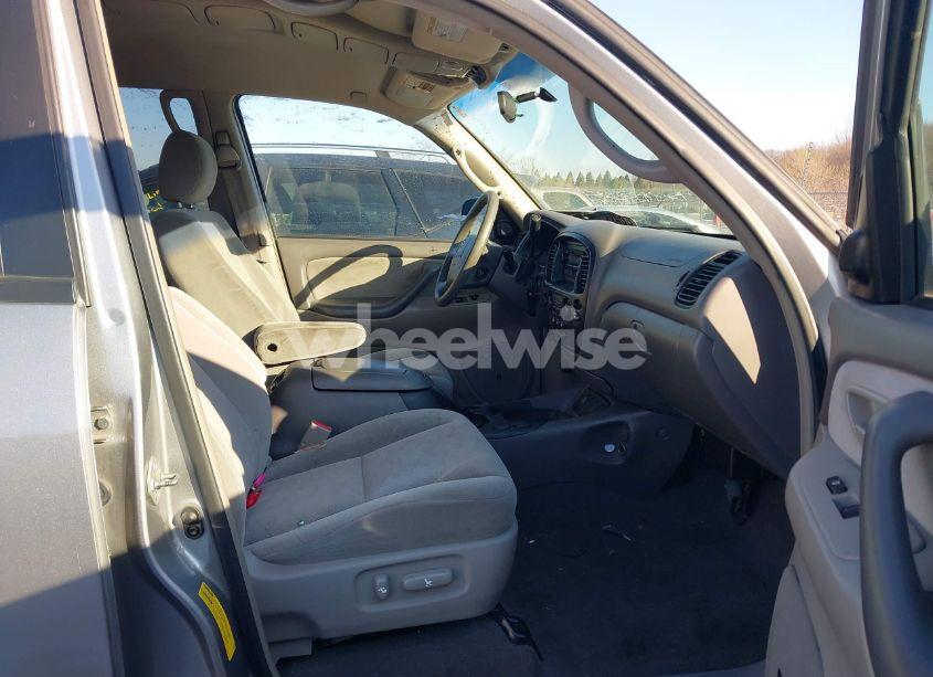 Photo 5 of 2005 Toyota Sequoia SR5 V8 (VIN 5TDBT44A75S236420)