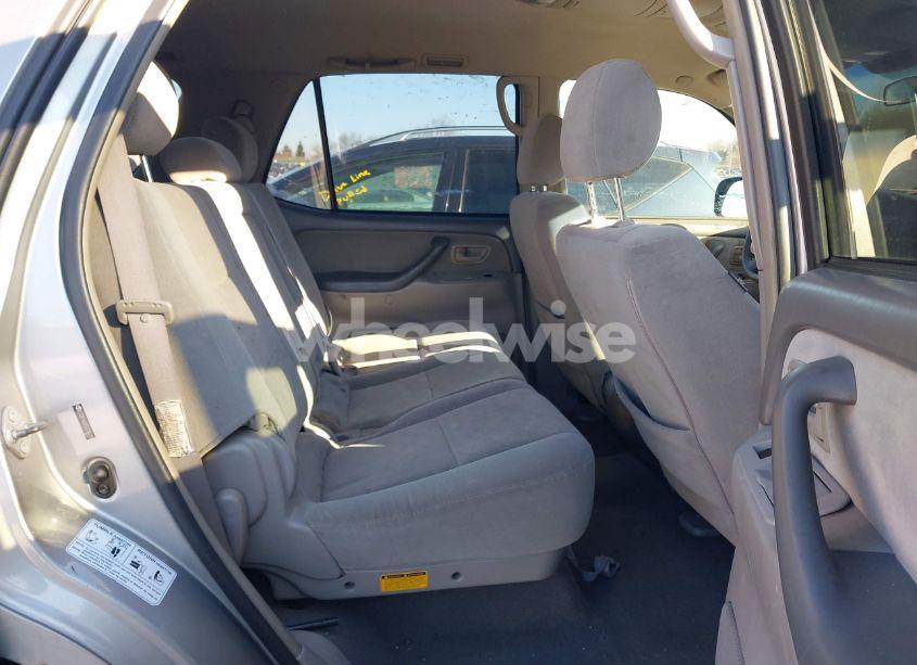 Photo 8 of 2005 Toyota Sequoia SR5 V8 (VIN 5TDBT44A75S236420)