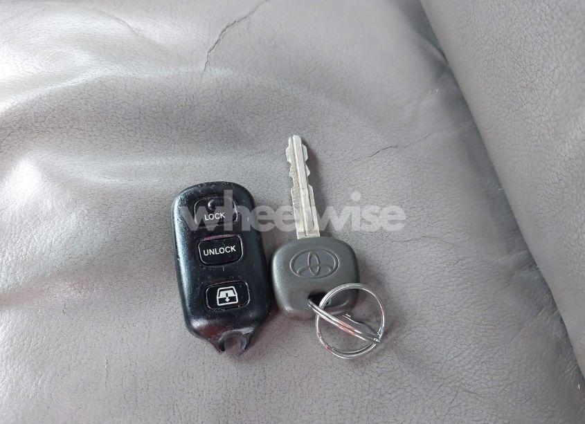 Photo 11 of 2005 Toyota Sequoia SR5 V8 (VIN 5TDBT44A75S240614)