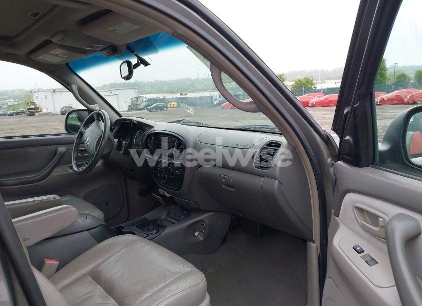 Photo 5 of 2005 Toyota Sequoia SR5 V8 (VIN 5TDBT44A75S240614)