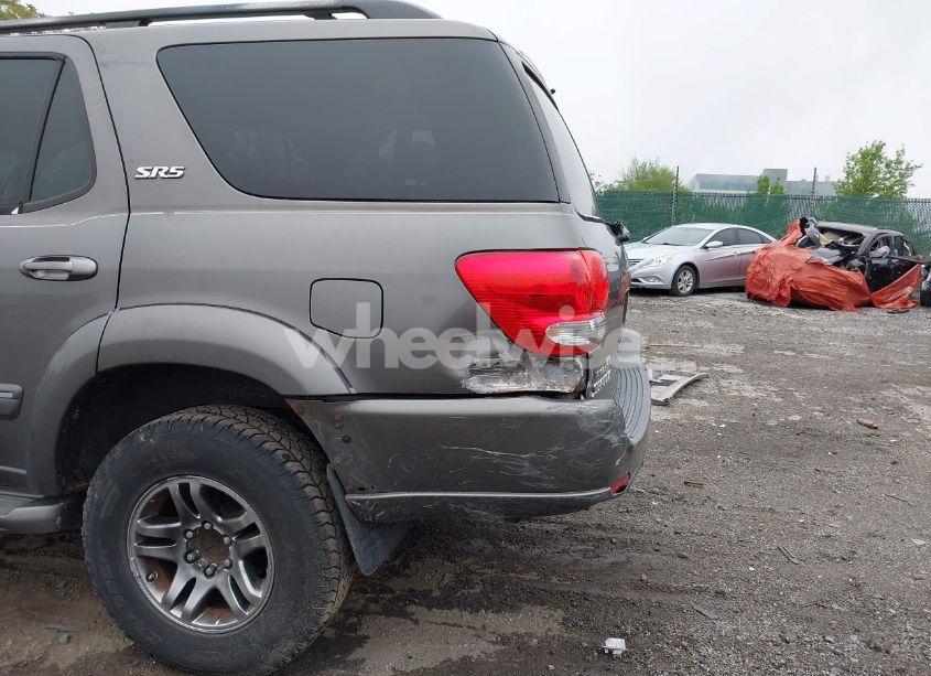 Photo 6 of 2005 Toyota Sequoia SR5 V8 (VIN 5TDBT44A75S240614)