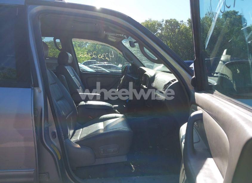 Photo 5 of 2002 Toyota Sequoia SR5 V8 (VIN 5TDBT44A82S125869)