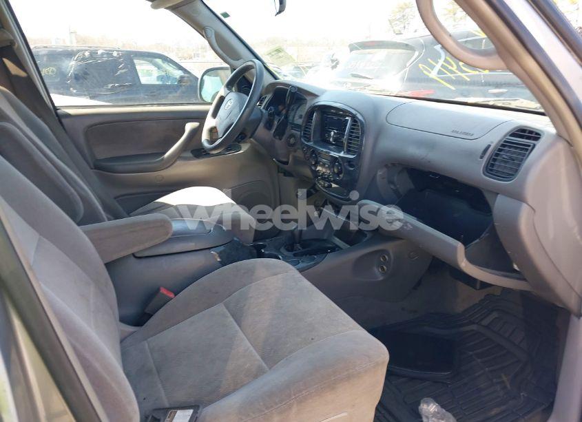 Photo 5 of 2004 Toyota Sequoia SR5 V8 (VIN 5TDBT44A84S229426)