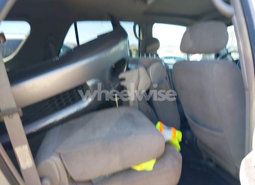 Photo 8 of 2004 Toyota Sequoia SR5 V8 (VIN 5TDBT44A84S229426)