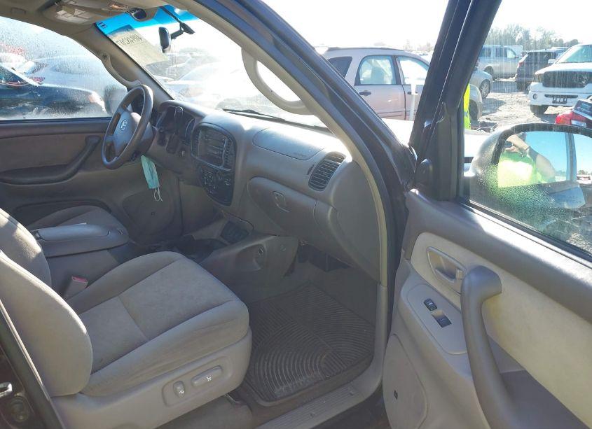 Photo 5 of 2005 Toyota Sequoia SR5 V8 (VIN 5TDBT44A85S244204)