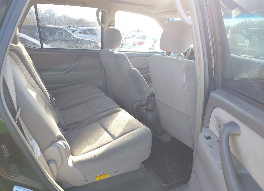 Photo 8 of 2005 Toyota Sequoia SR5 V8 (VIN 5TDBT44A85S244204)