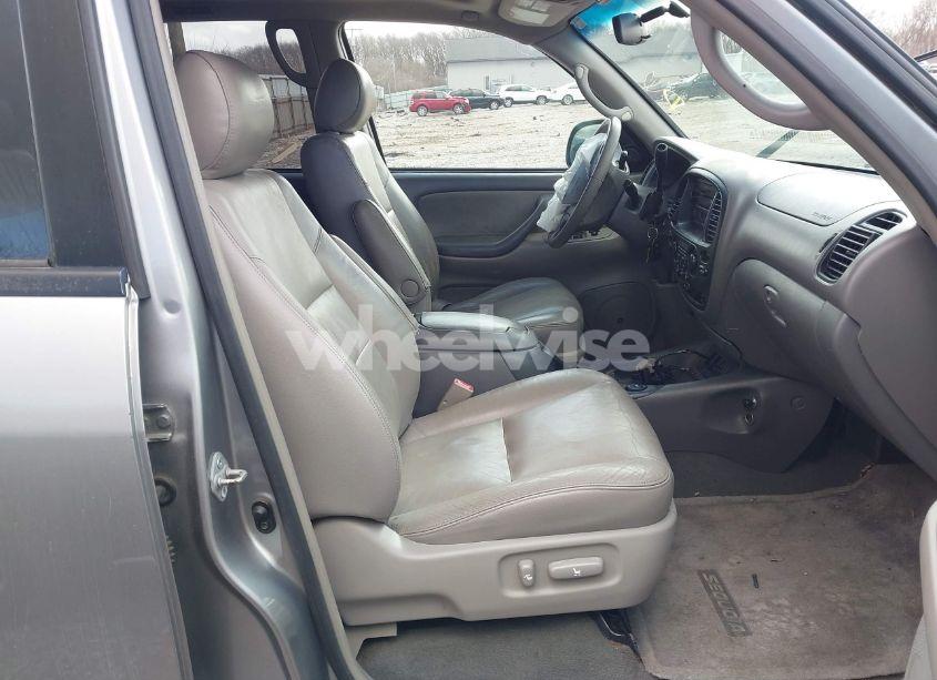 Photo 5 of 2005 Toyota Sequoia SR5 V8 (VIN 5TDBT44A85S251105)