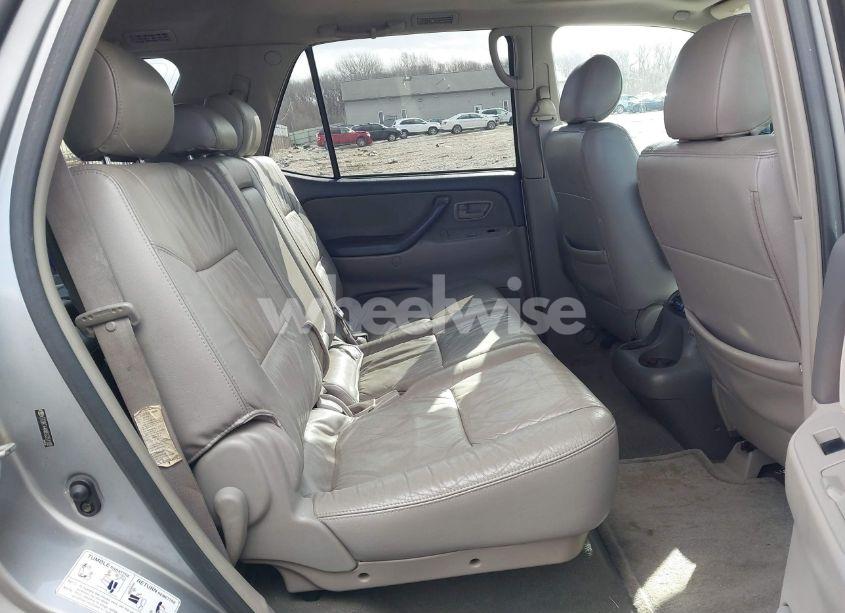 Photo 8 of 2005 Toyota Sequoia SR5 V8 (VIN 5TDBT44A85S251105)