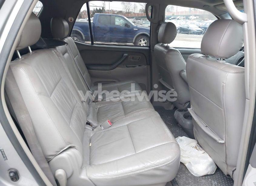 Photo 8 of 2005 Toyota Sequoia SR5 V8 (VIN 5TDBT44A95S246415)