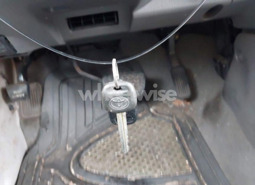 Photo 11 of 2005 Toyota Sequoia SR5 V8 (VIN 5TDBT44A95S257043)