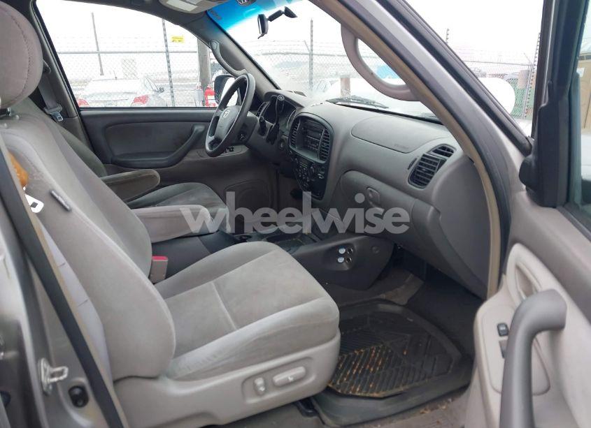 Photo 5 of 2005 Toyota Sequoia SR5 V8 (VIN 5TDBT44A95S257043)