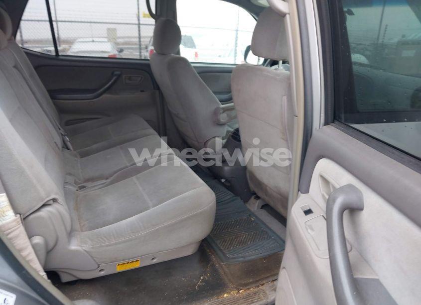 Photo 8 of 2005 Toyota Sequoia SR5 V8 (VIN 5TDBT44A95S257043)