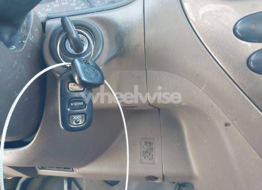 Photo 11 of 2001 Toyota Sequoia SR5 V8 (VIN 5TDBT44AX1S017171)