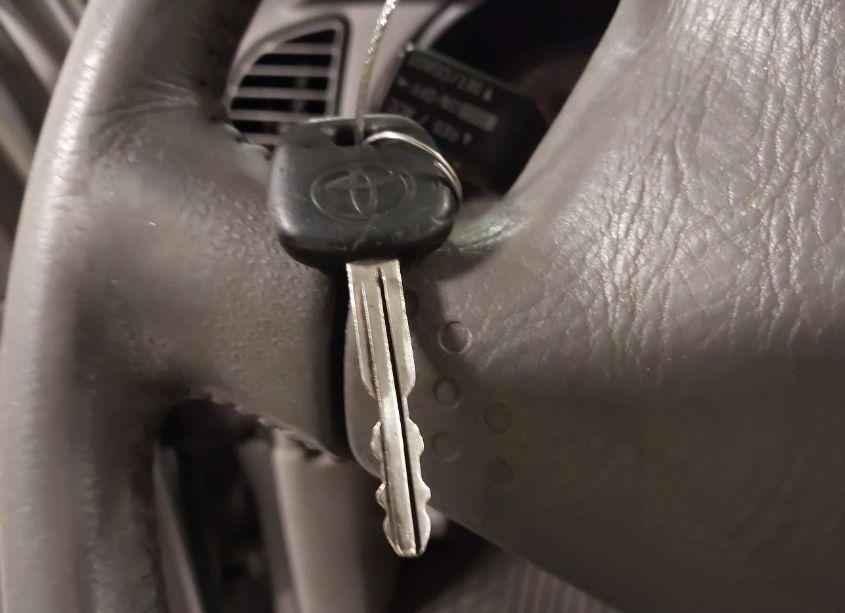 Photo 11 of 2002 Toyota Sequoia SR5 V8 (VIN 5TDBT44AX2S094866)