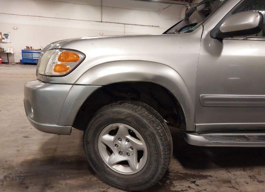 Photo 14 of 2002 Toyota Sequoia SR5 V8 (VIN 5TDBT44AX2S094866)