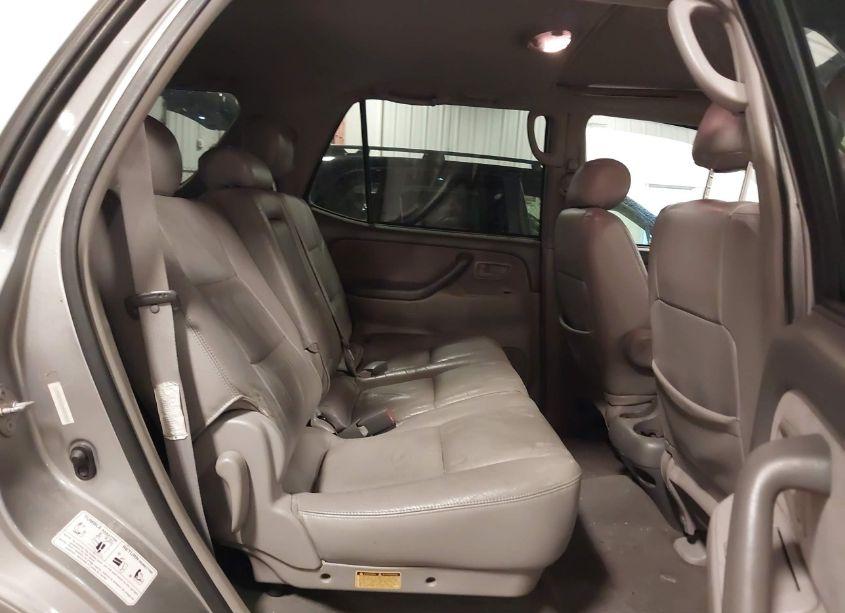 Photo 8 of 2002 Toyota Sequoia SR5 V8 (VIN 5TDBT44AX2S094866)