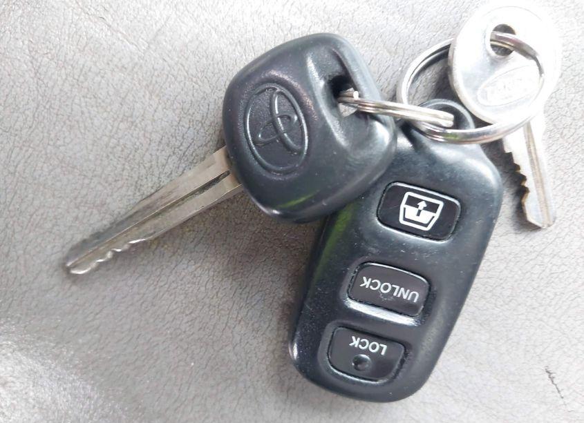 Photo 11 of 2004 Toyota Sequoia SR5 V8 (VIN 5TDBT44AX4S211414)