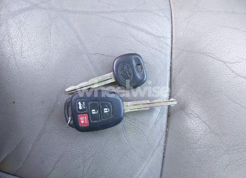 Photo 11 of 2004 Toyota Sequoia SR5 V8 (VIN 5TDBT44AX4S217200)