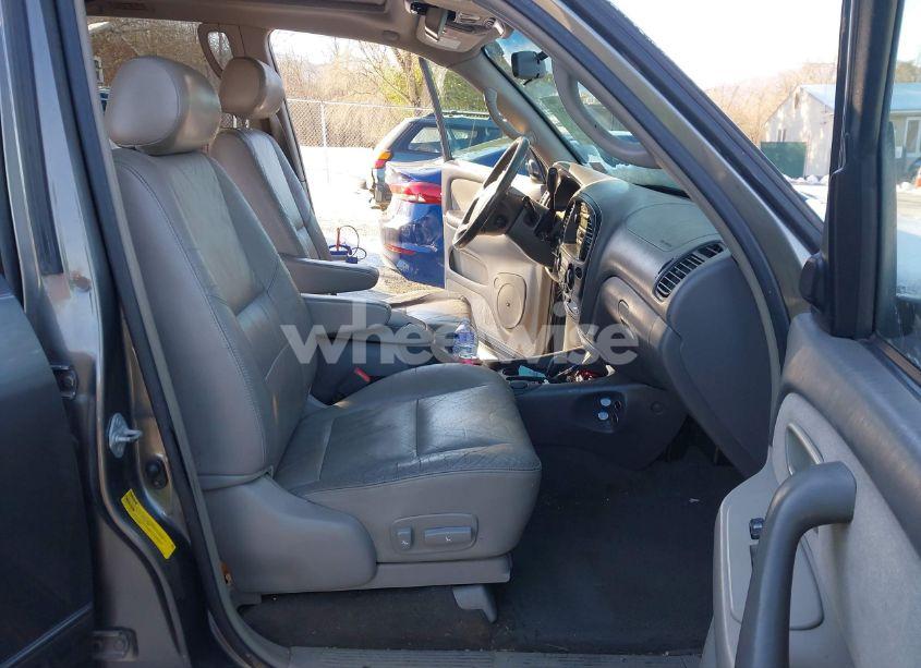 Photo 5 of 2004 Toyota Sequoia SR5 V8 (VIN 5TDBT44AX4S217200)