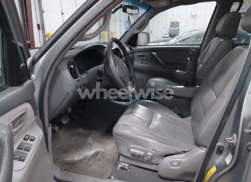 Photo 5 of 2004 Toyota Sequoia SR5 V8 (VIN 5TDBT44AX4S228049)