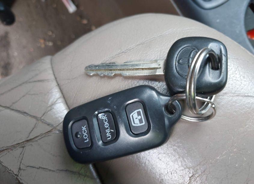 Photo 11 of 2004 Toyota Sequoia SR5 V8 (VIN 5TDBT44AX4S230660)