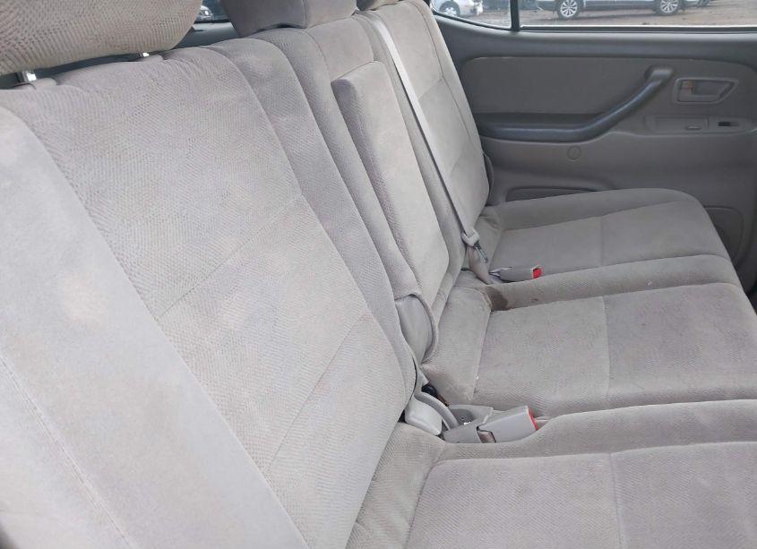 Photo 8 of 2005 Toyota Sequoia SR5 V8 (VIN 5TDBT44AX5S239912)