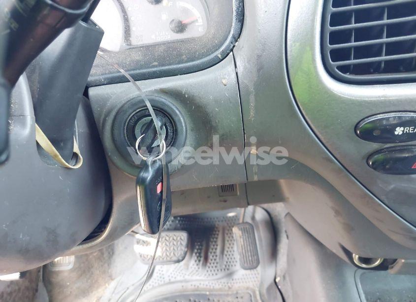 Photo 11 of 2001 Toyota Sequoia LIMITED V8 (VIN 5TDBT48A01S036192)