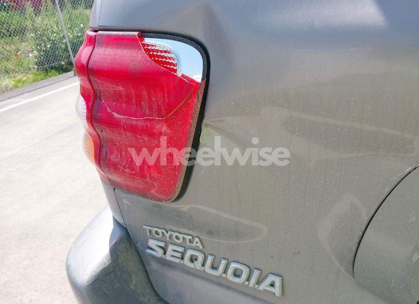 Photo 17 of 2001 Toyota Sequoia LIMITED V8 (VIN 5TDBT48A11S009891)