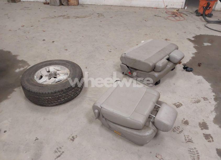 Photo 12 of 2001 Toyota Sequoia LIMITED V8 (VIN 5TDBT48A21S022827)