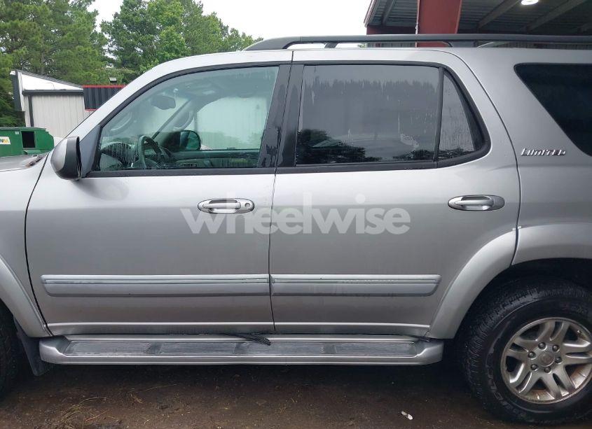 Photo 15 of 2005 Toyota Sequoia LIMITED V8 (VIN 5TDBT48A75S256810)