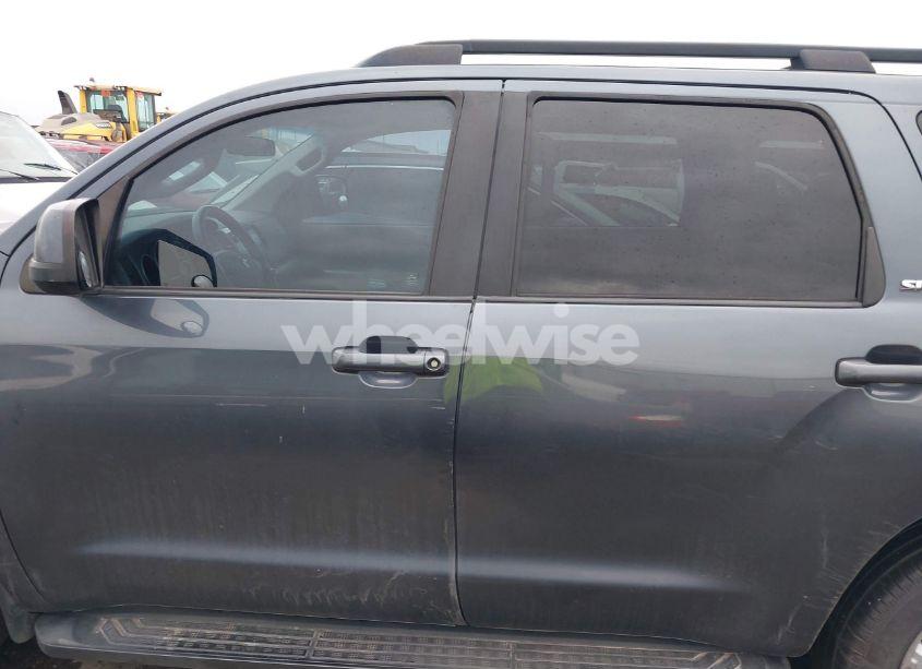 Photo 14 of 2010 Toyota Sequoia SR5 5.7L V8 (VIN 5TDBW5G16AS032243)