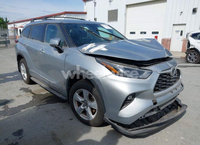 2022 Toyota Highlander LE (VIN 5TDBZRBH0NS242524) main photo