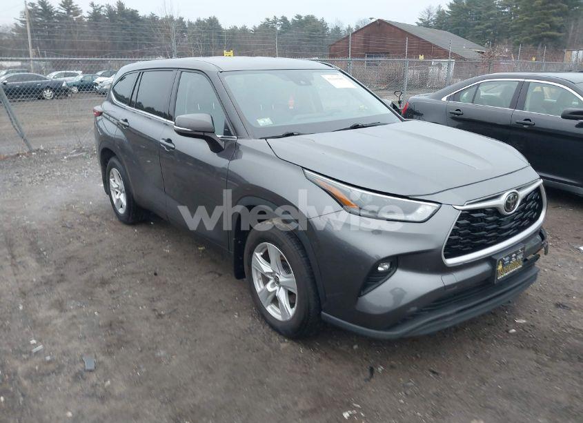 2022 Toyota Highlander LE (VIN 5TDBZRBH1NS190479) main photo