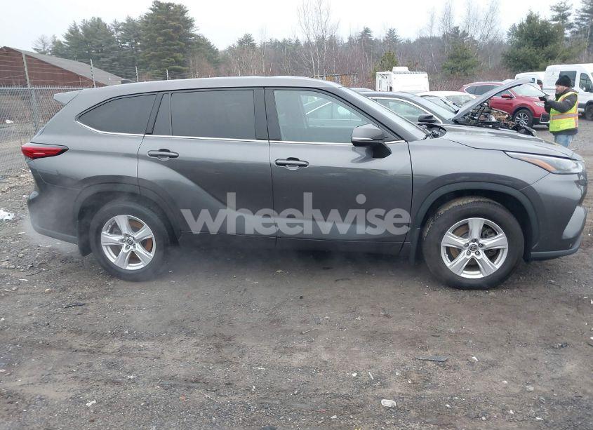 Photo 13 of 2022 Toyota Highlander LE (VIN 5TDBZRBH1NS190479)