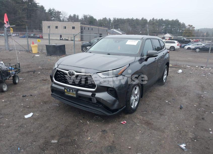 Photo 2 of 2022 Toyota Highlander LE (VIN 5TDBZRBH1NS190479)