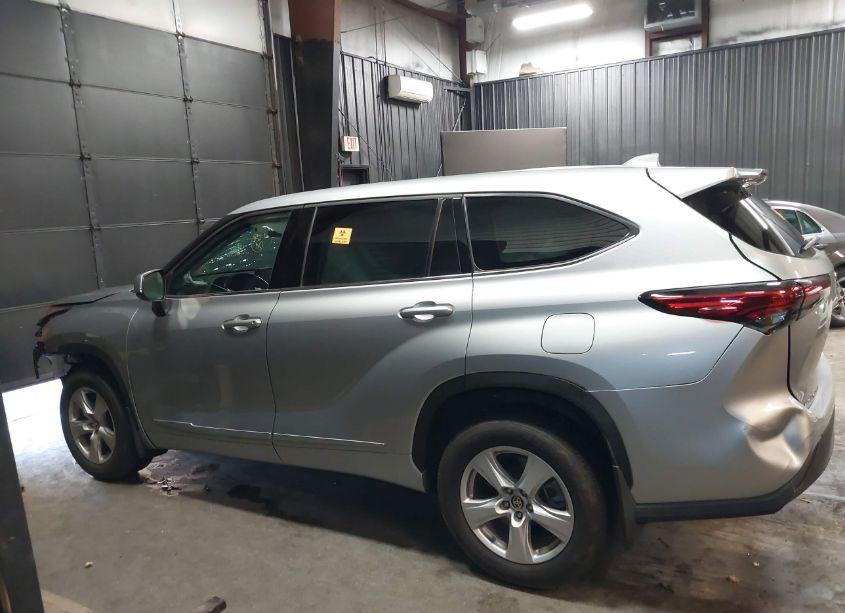 Photo 15 of 2021 Toyota Highlander LE (VIN 5TDBZRBH2MS109035)