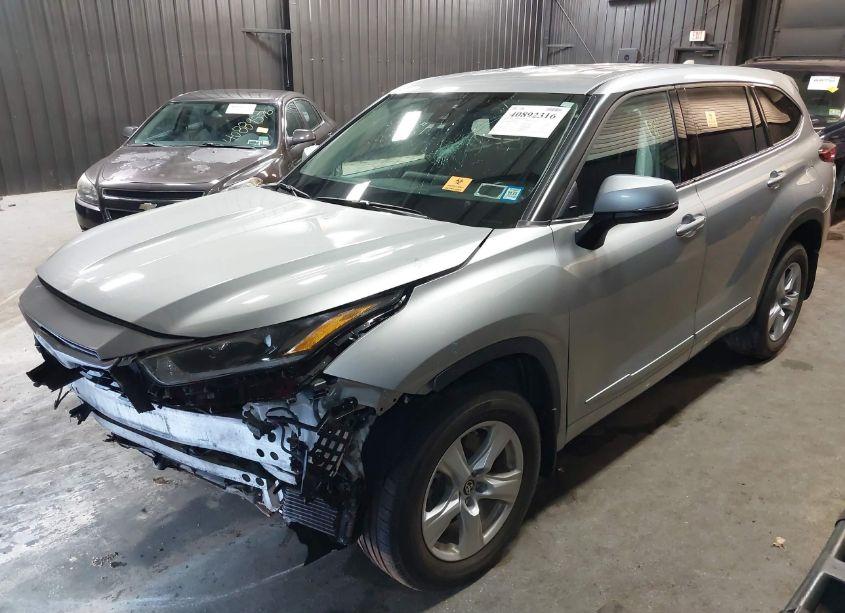 Photo 2 of 2021 Toyota Highlander LE (VIN 5TDBZRBH2MS109035)