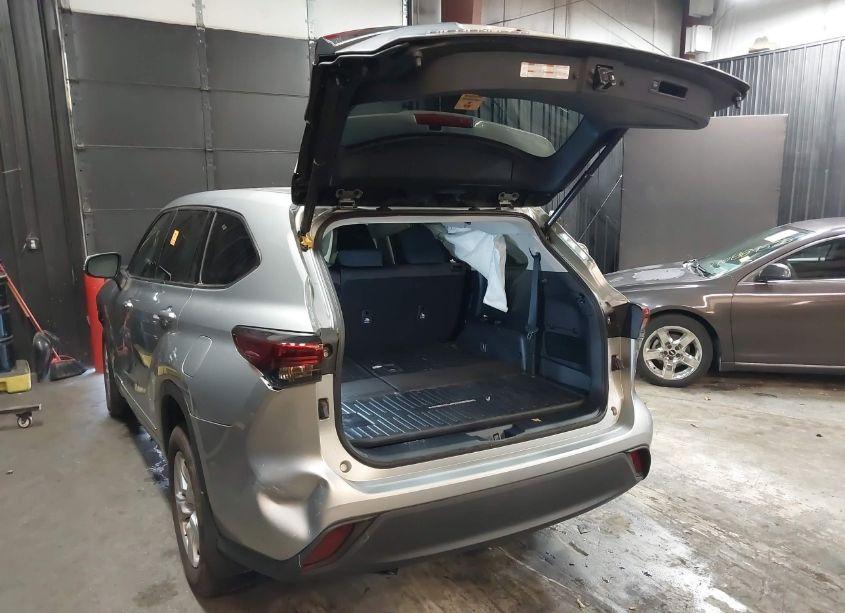 Photo 3 of 2021 Toyota Highlander LE (VIN 5TDBZRBH2MS109035)