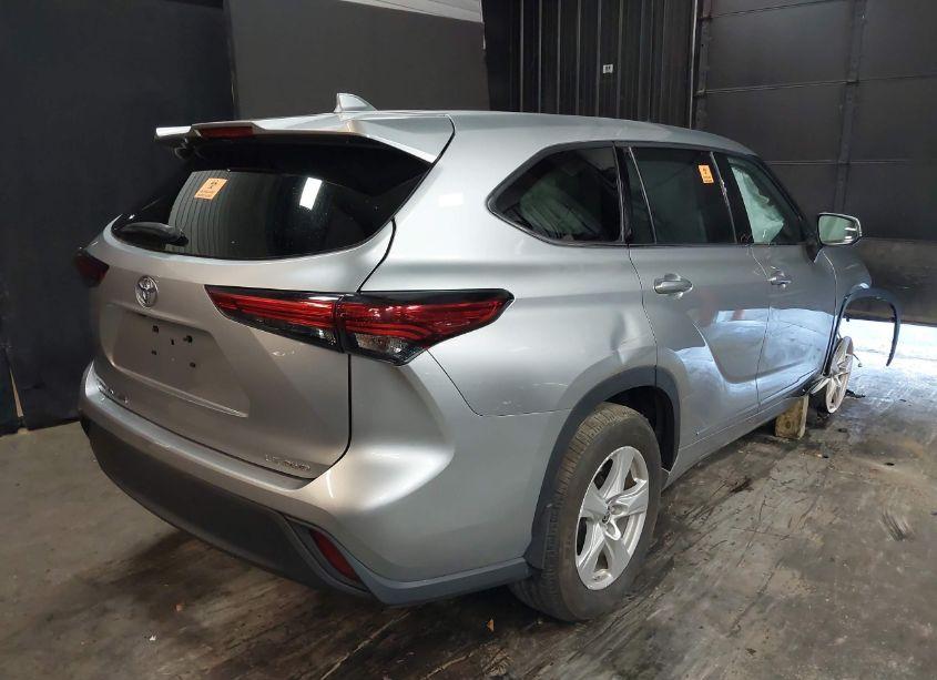 Photo 4 of 2021 Toyota Highlander LE (VIN 5TDBZRBH2MS109035)