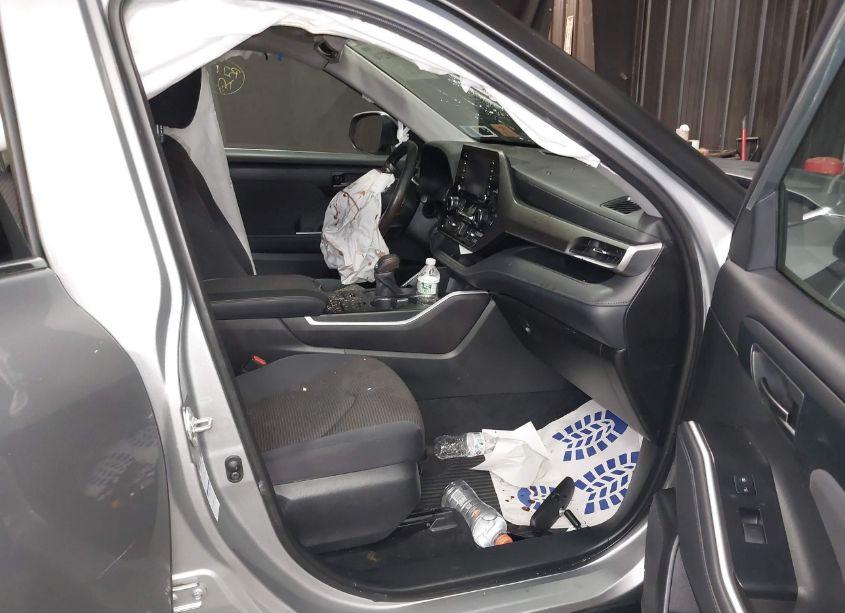 Photo 5 of 2021 Toyota Highlander LE (VIN 5TDBZRBH2MS109035)