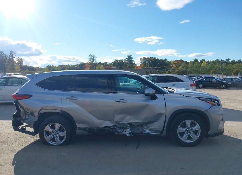 Photo 13 of 2022 Toyota Highlander LE (VIN 5TDBZRBH2NS578630)