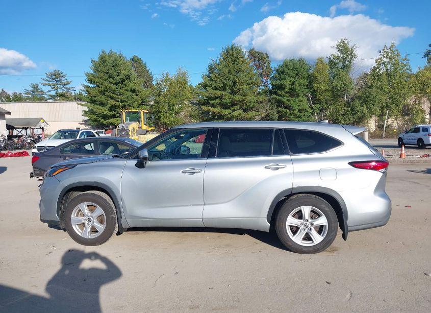 Photo 14 of 2022 Toyota Highlander LE (VIN 5TDBZRBH2NS578630)