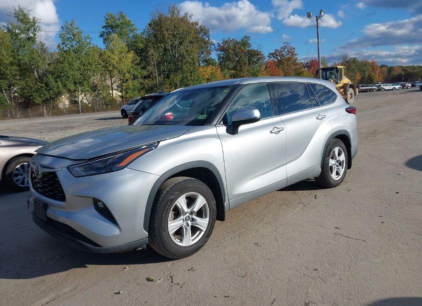 Photo 2 of 2022 Toyota Highlander LE (VIN 5TDBZRBH2NS578630)
