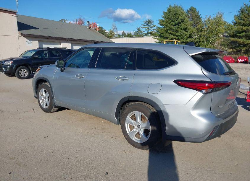 Photo 3 of 2022 Toyota Highlander LE (VIN 5TDBZRBH2NS578630)