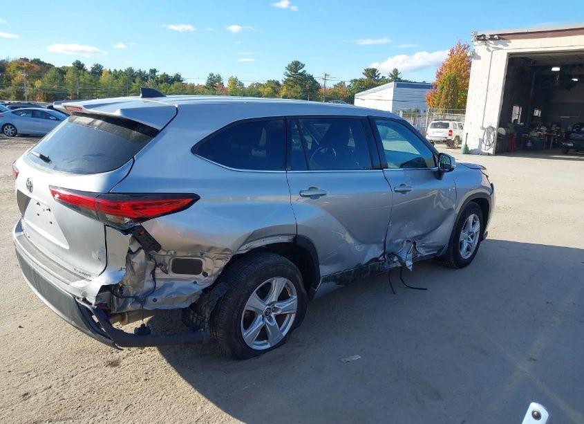 Photo 4 of 2022 Toyota Highlander LE (VIN 5TDBZRBH2NS578630)
