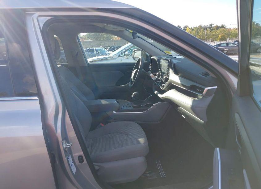 Photo 5 of 2022 Toyota Highlander LE (VIN 5TDBZRBH2NS578630)