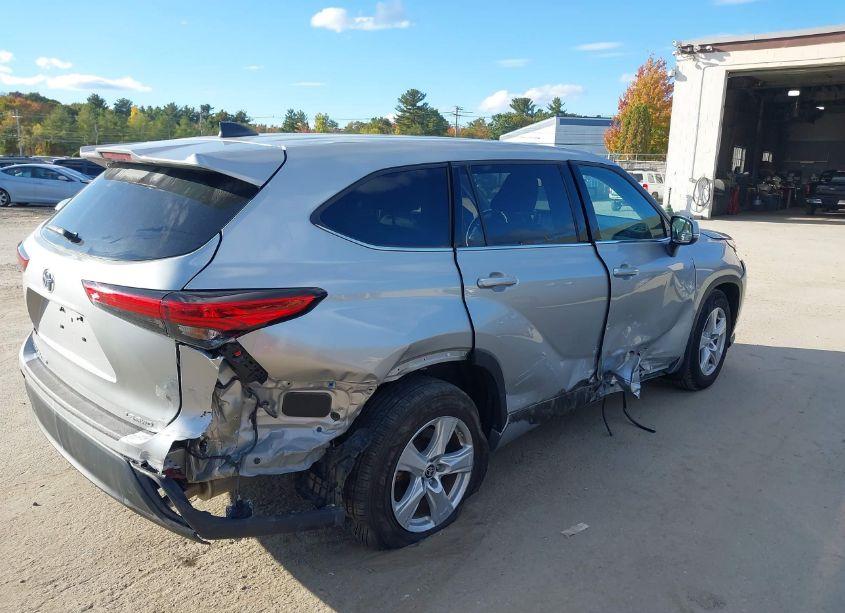 Photo 6 of 2022 Toyota Highlander LE (VIN 5TDBZRBH2NS578630)