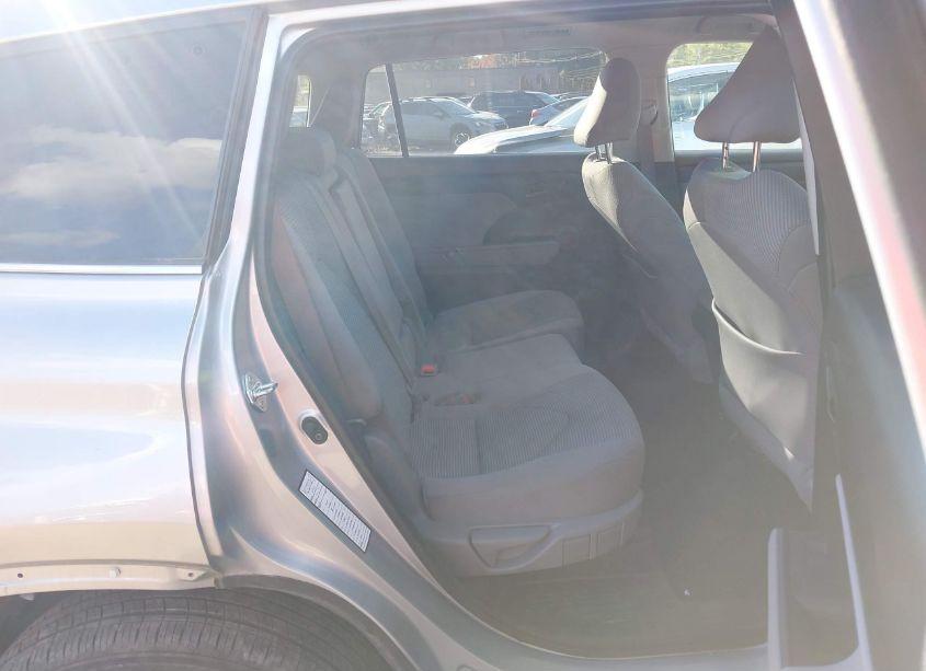 Photo 8 of 2022 Toyota Highlander LE (VIN 5TDBZRBH2NS578630)